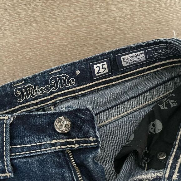 Miss Me Fleur de Lis Embellished Pocket Denim Bermuda Jean Shorts 25 - Picture 3 of 3